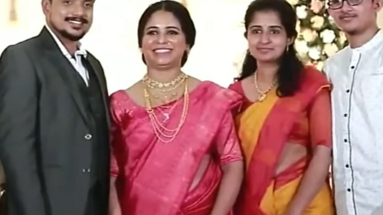[Image: cute-malayali-bride-navel-in-pink-saree-...02-912.jpg]