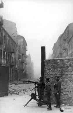 Soldados de las SS de la Brigada Kaminski durante el Levantamiento del Gueto de Varsovia Soldados de las SS de la Brigada Kaminski durante el Levantamiento del Gueto de Varsovia