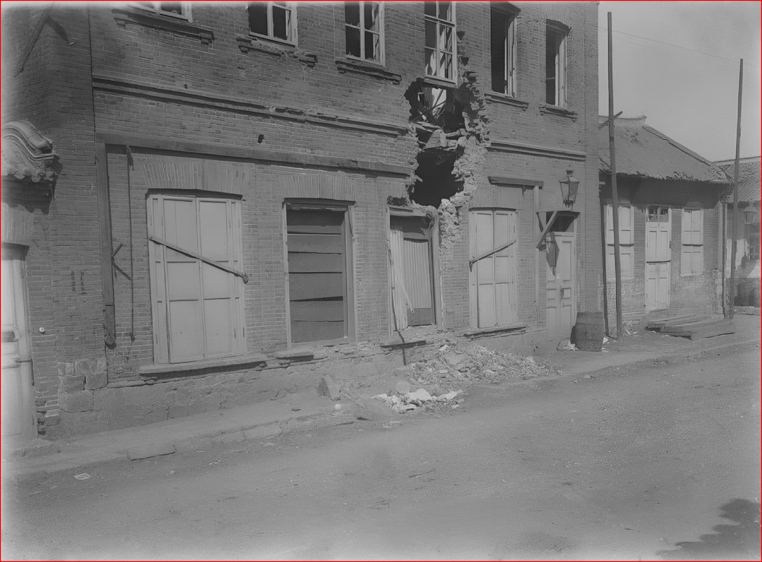 Здание_с_заколоченными_окнами