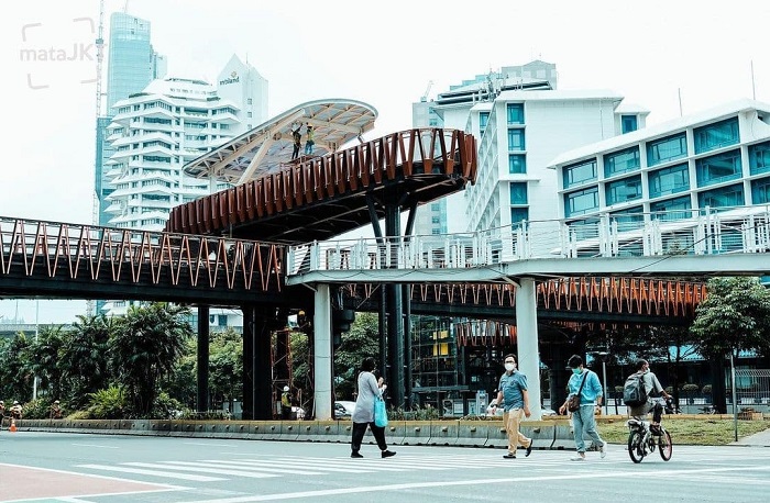 Jembatan Penyeberangan Orang Phinisi di Karet Sudirman resmi digunakan sejak 10 Maret 2022.