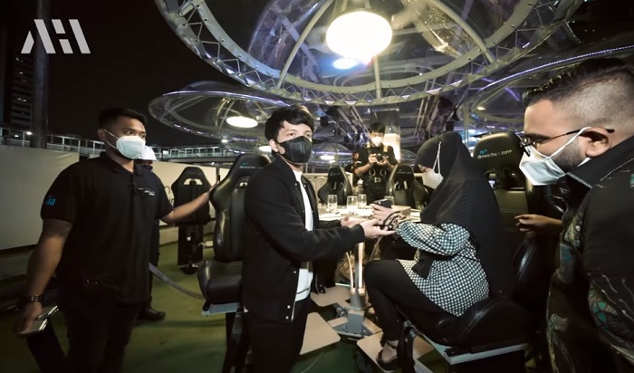 Momen Atta Halilintar dan Aurel Hermansyah mencoba wahana Lounge in The Sky, restoran melayang di kawasan Jakarta Selatan.
