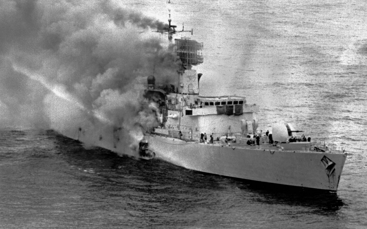HMS Sheffield (D.80) пожар после попадания аргентинской ракеты, 4 мая 1982