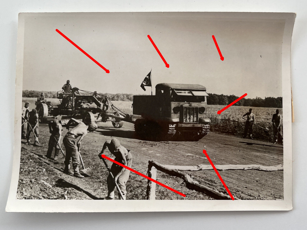 Foto, RAD Straßenbau mit Raupenschlepper, Raupe, Kettenfahrzeug