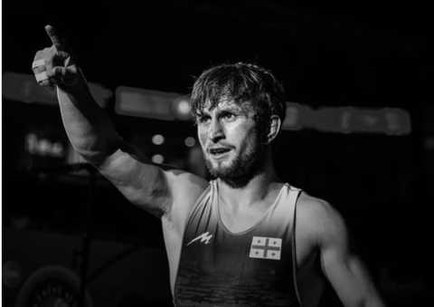 Шампион по борба се самоуби, след като загуби семейството си