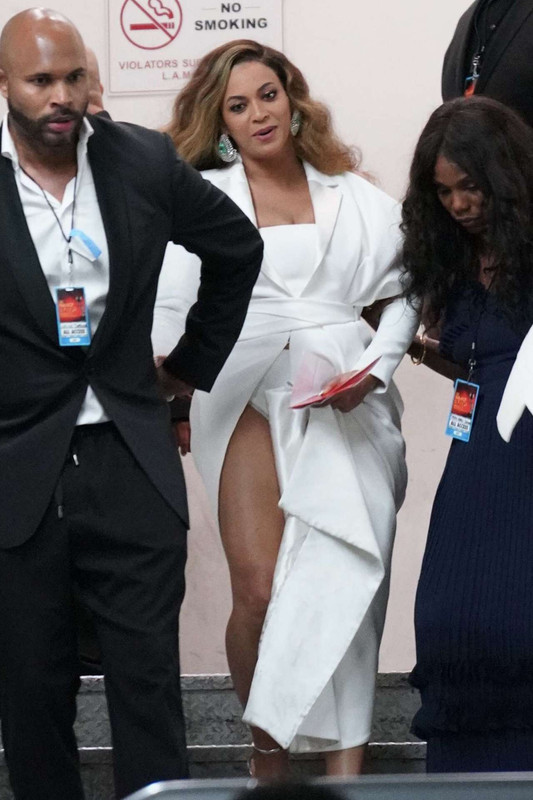 Beyonce-Knowles-Arriving-at-50th-Annual-NAACP-Image-Awards-3