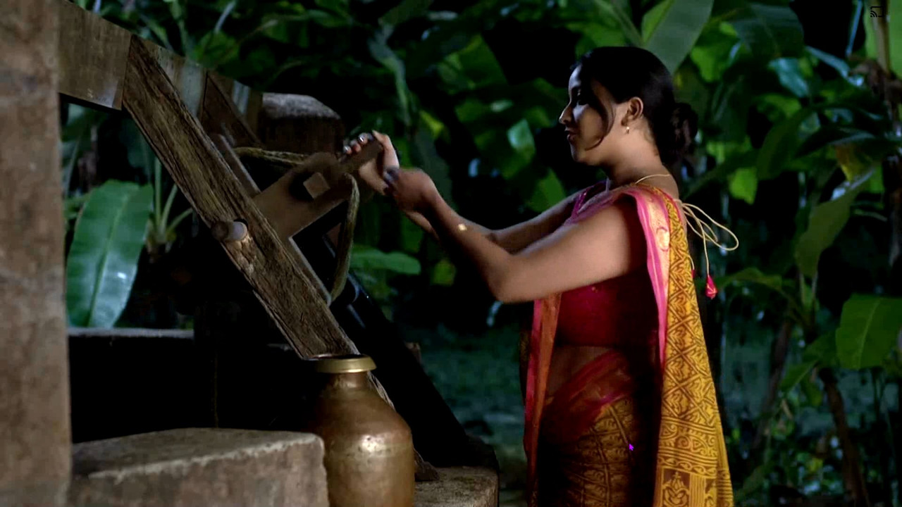 Apurva Nemlekar Hot Sexy Show in Saree.divx_snapshot_07.52.158
