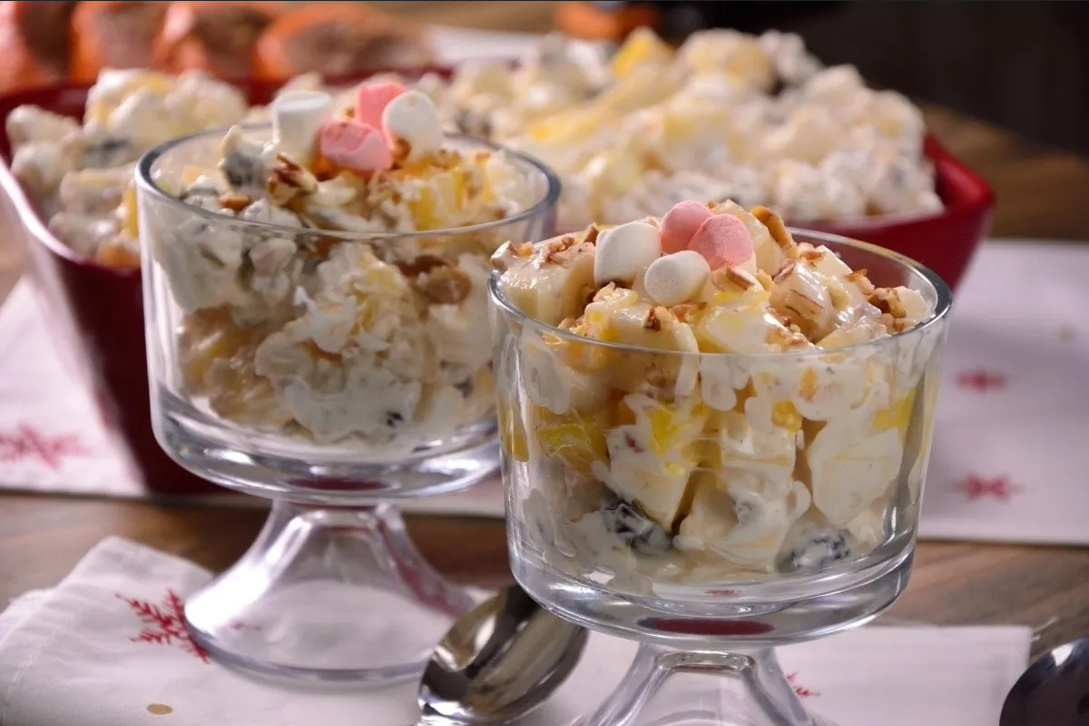 Cómo hacer ensalada de manzana con bombones para Navidad y Año Nuevo