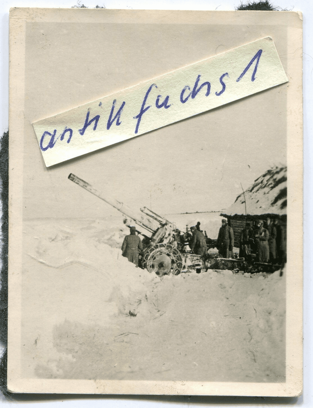 Foto  schweres weißes Feld-Haubitze mit Schneeketten an der Rußland Front