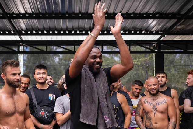 Джон Джоунс: Наслаждавам се на живота, не се притеснявам от мнението на феновете