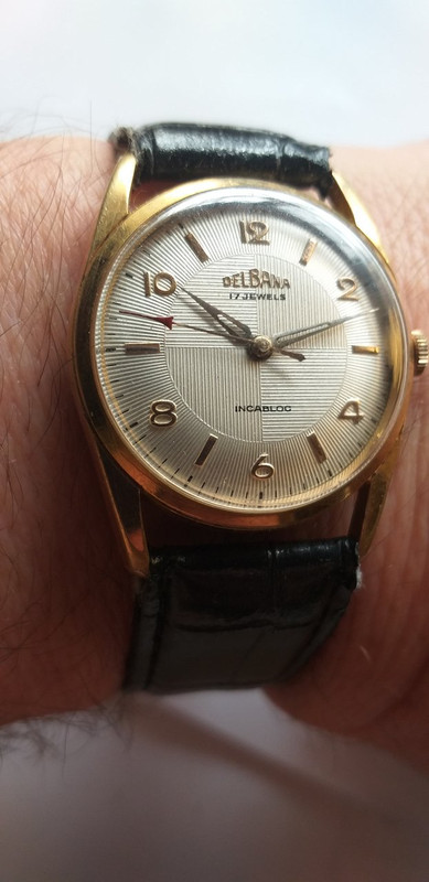 Delbana automatico en la muñeca