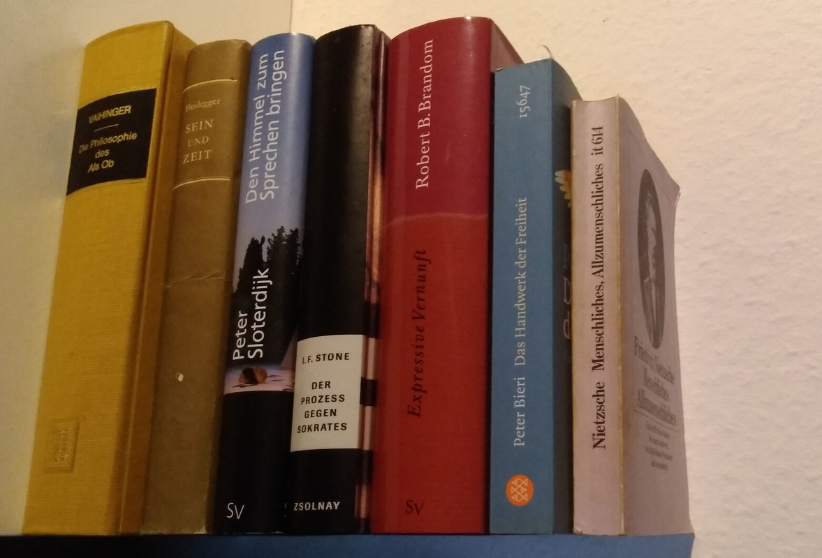 Bücherstapel im Januar 2022; Version 2, Mai 2022