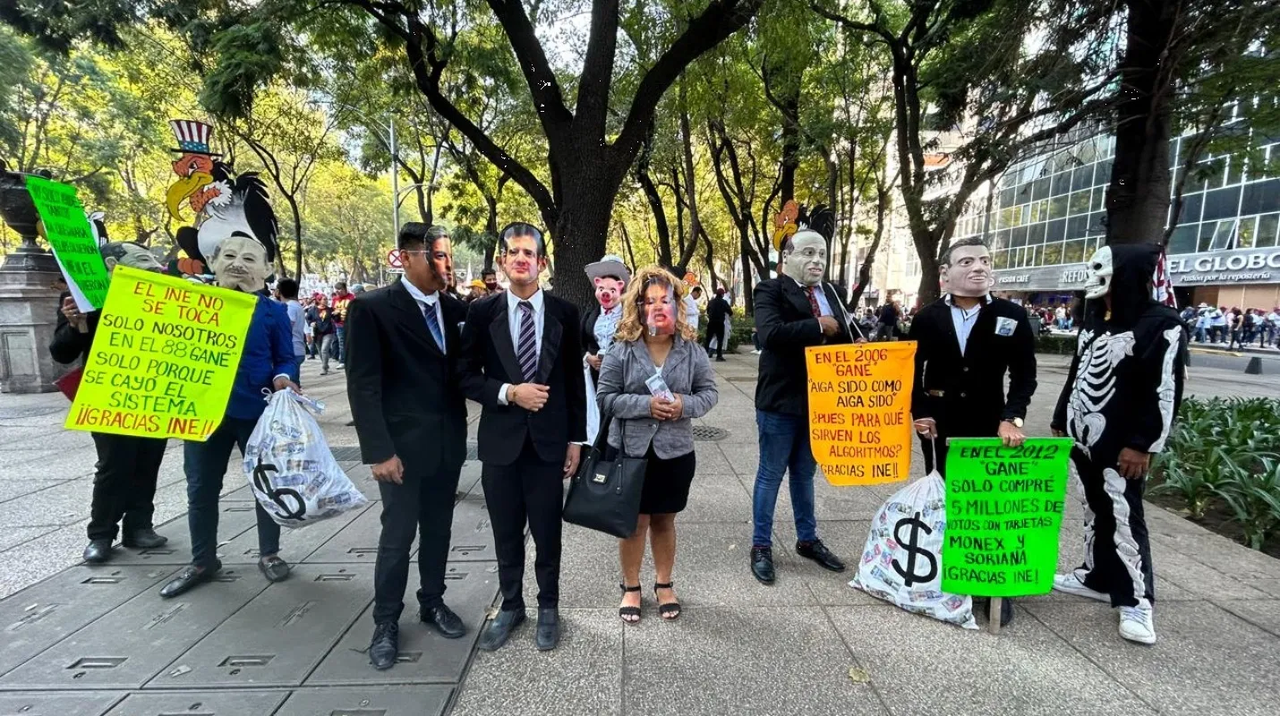 Ciudadanía protesta a través de la sátira política en la marcha de hoy