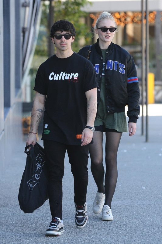 sophie-turner-shopping-in-la-12519-21