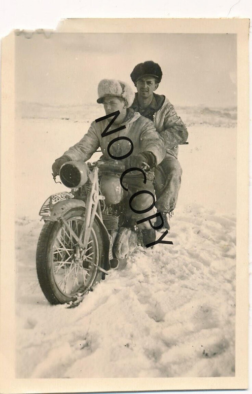 Foto WK2 - Gebirgsjäger Regiment 98 - Motorrad Oldtimer DKW Soldaten X89