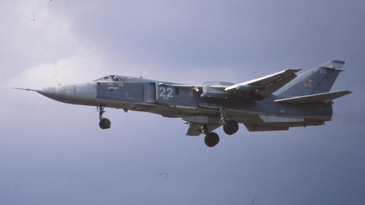 11 ORAP Su-24MR 22 White_0615307 (3)