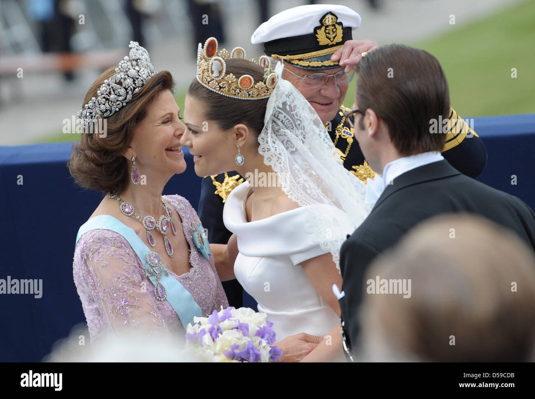 king-carl-xvi-gustaf-of-sweden-2-r-and-queen-silvia-of-sweden-lcongratulate-D59CDB