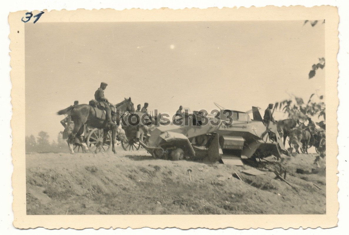 Foto Soldaten auf Pferden am 4 Rad Panzer Spähwagen Wrack an der
