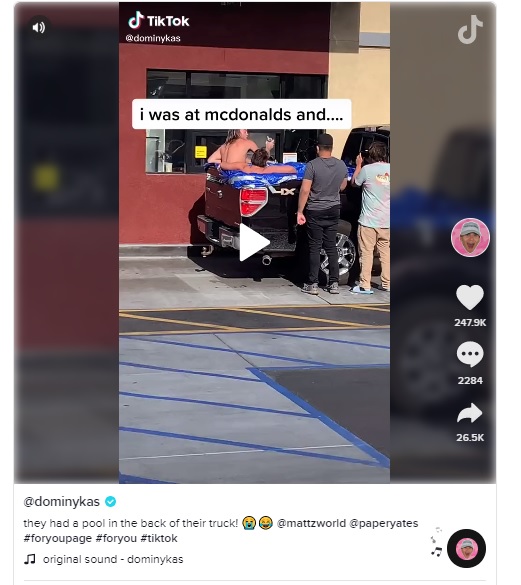Tangkapan layar aksi konyol kedua pria di layanan drive-thru McDonald's di aplikasi TikTok.