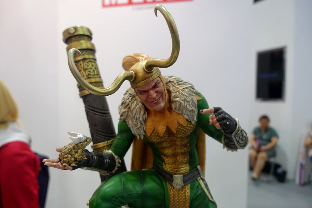 Premium Collectibles : Loki 1/4 Statue  9