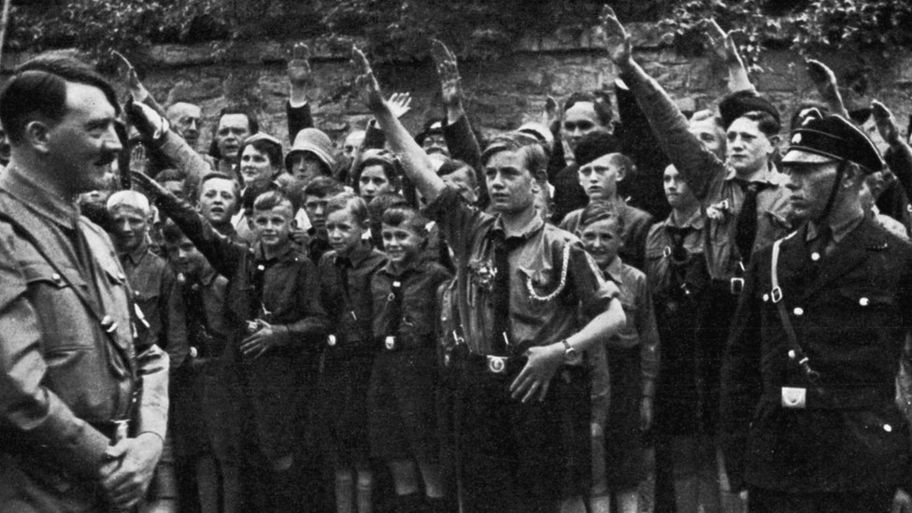 Adolf Hitler bersama anggota Nazi muda