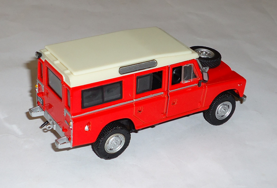 Land-Rover-Defender-109 (series III)2