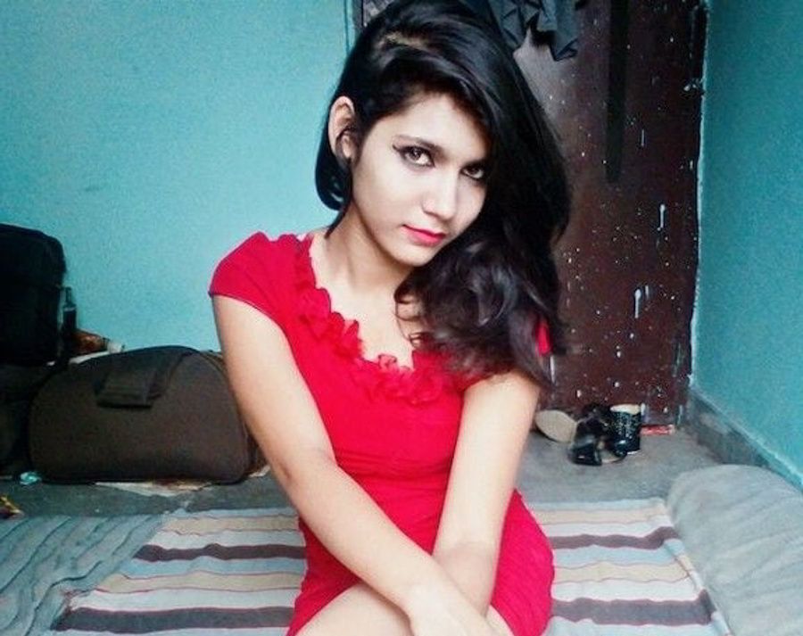 Desi girlfriend showing her boob and rubbing