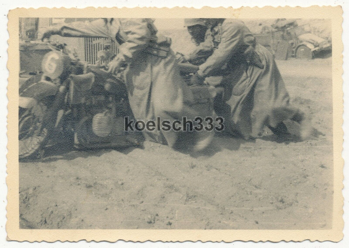 Foto Kradschützen der Heeresgruppe Guderian schieben Krad durch Sand im Osten