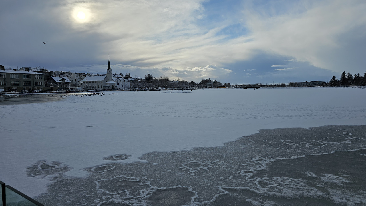 在橋上往特寧湖拍攝