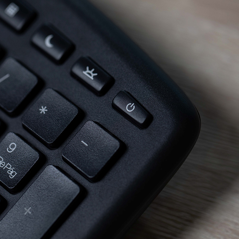 Teclado ergonómico KlipXtreme Majestik con diseño curvo dividido, en color negro.