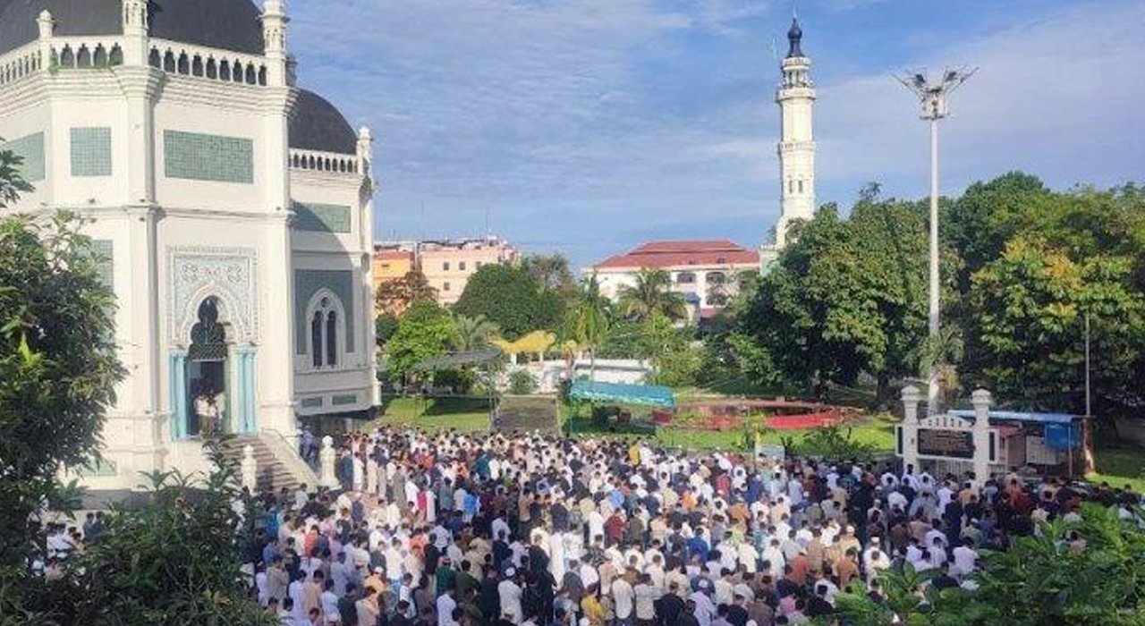 Viral, Ribuan Jemaah Berbondong Salat Idul Adha di Masjid Raya Al Mashun Medan Viral, Ribuan Jemaah Berbondong Salat Idul Adha di Masjid Raya Al Mashun Medan