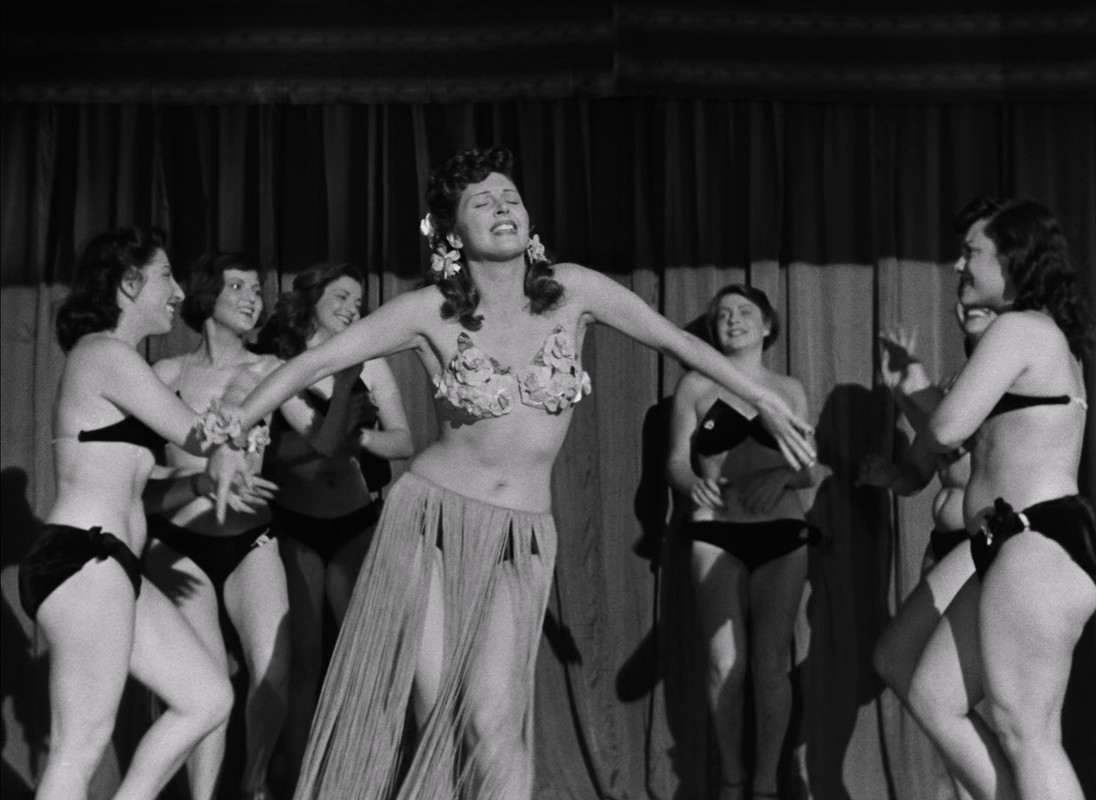 Variety Lights (1950) Criterion.mkv_003000.132