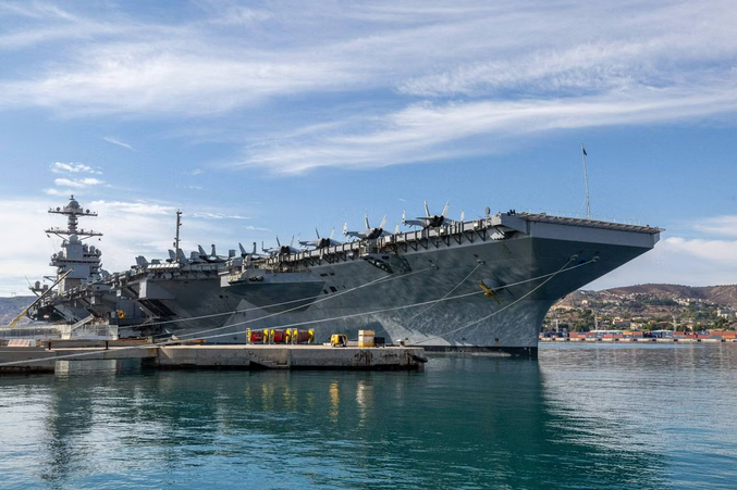 Le porte-avions westalien GRS ‘Stanislas Asfort’ arrimé au port de Tintellin Cove.