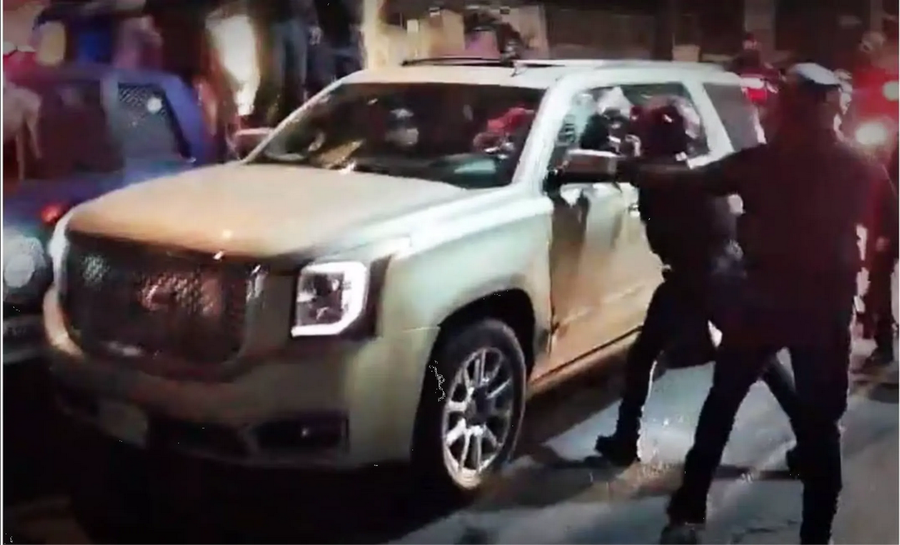 Policía rompe ventana de camioneta para detener a narcomenudistas: video