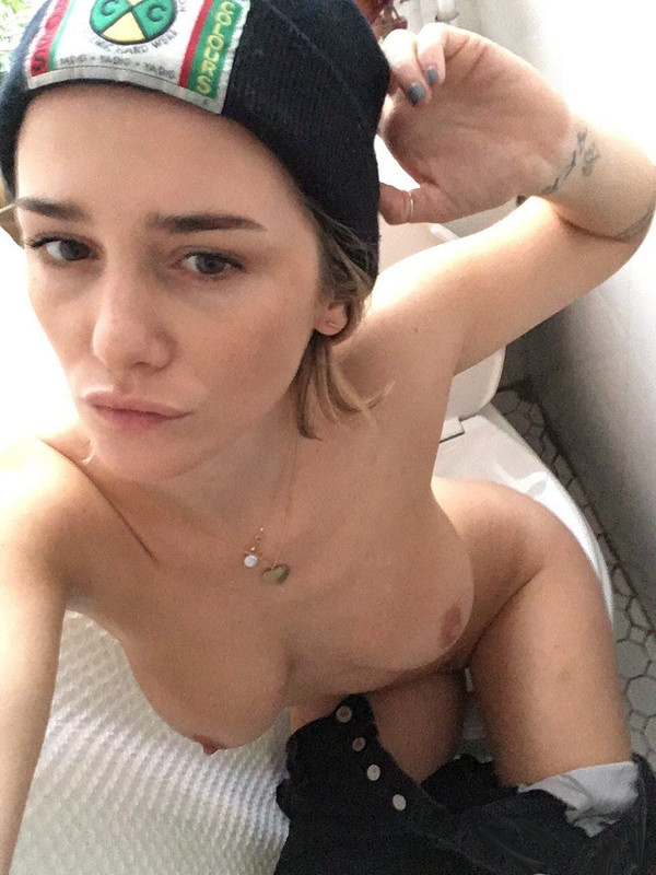 [Image: Addison-Timlin-41-Leaked-Fappening-2017.jpg]