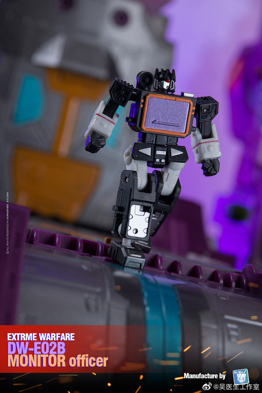 DW-E02-Monitor-Officer01