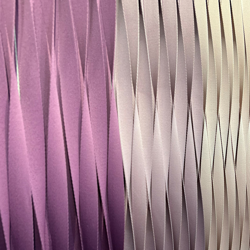 Detalhes do Kit 2 Quadros Artesanais Trama Degradê Roxo I e II Detalhes do Quadro Artesanal Trançado Azul e Vermelho