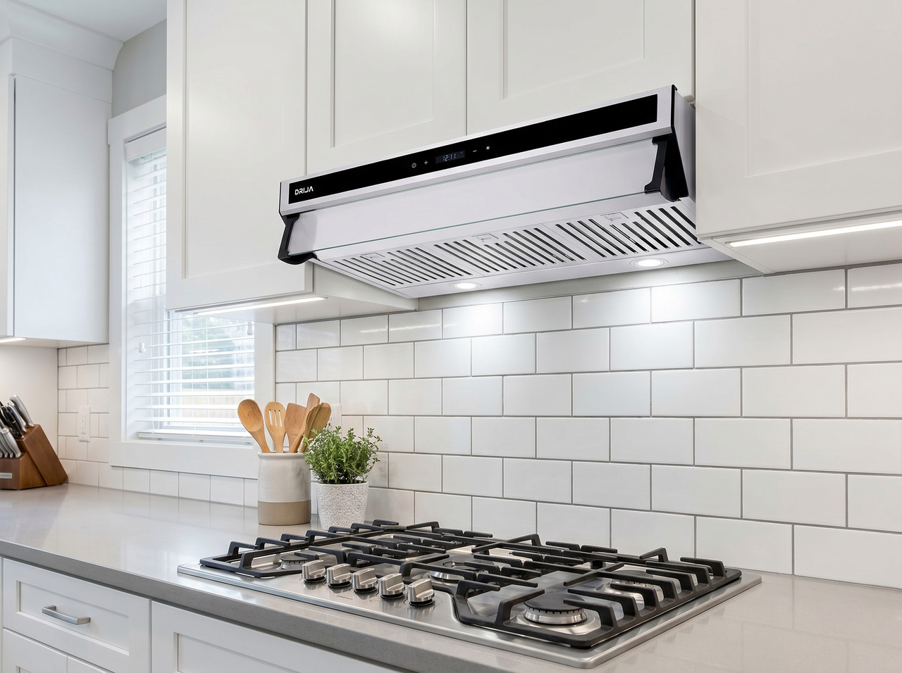 Extractor de grasa Drija de 30 pulgadas con panel táctil y perfil delgado instalado en una cocina residencial moderna