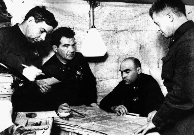 Aleksandr Rodímtsev, primero por la derecha,l en el cuartel general de Chuikov durante la Batalla de Stalingrado