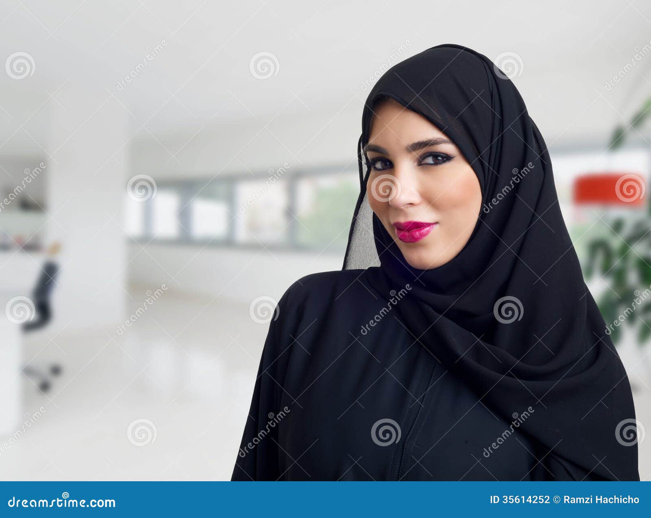 C:\Users\lenovo\Pictures\Saved Pictures\muslim woman\donna-araba-che-posa-un-centro-di-affari-35614252.jpg