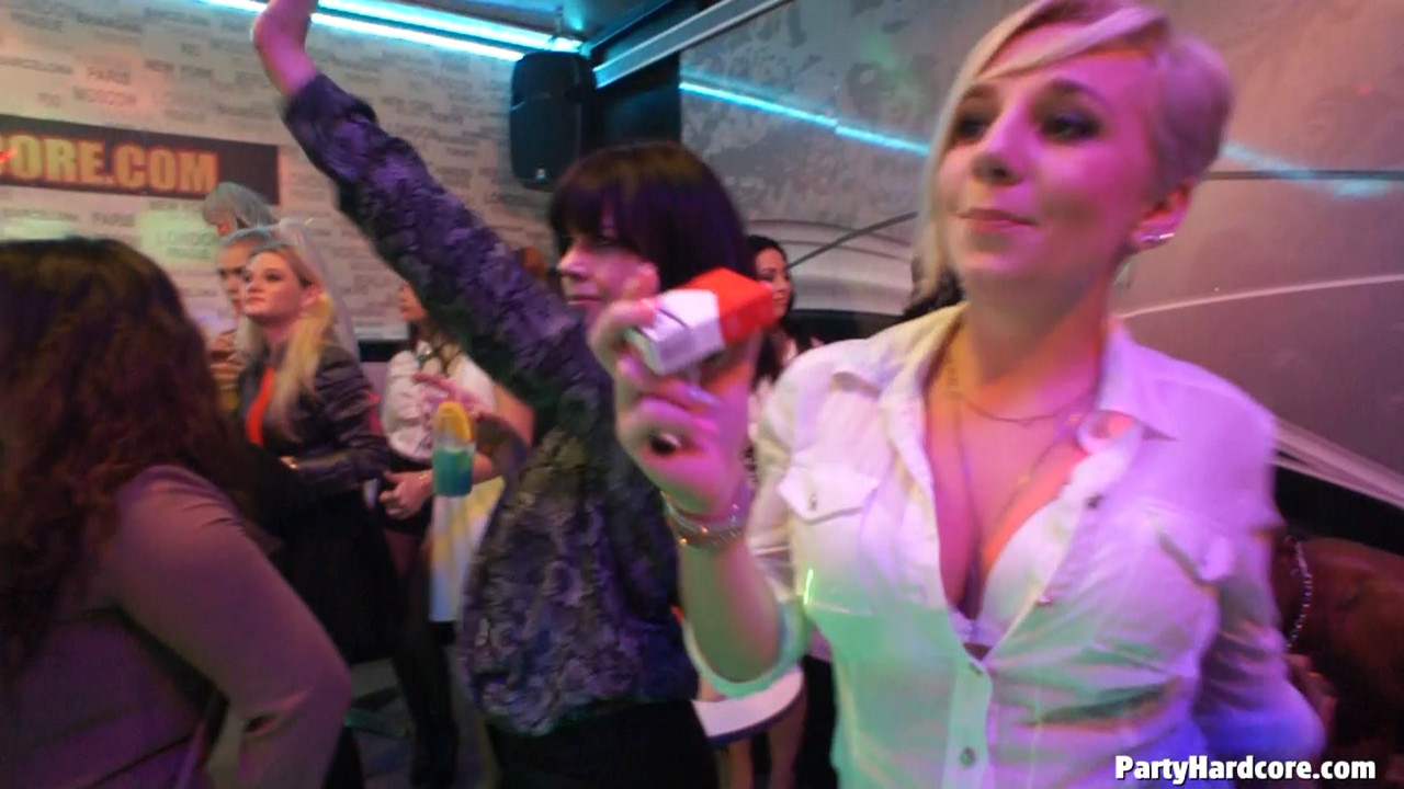 Party Hardcore Gone Crazy Vol 31 Part 2 - Cam 1_12.mp4_20220721_083429.029