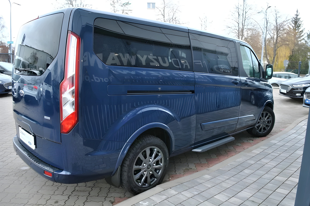 Wynajem busów Śląsk - Ford Tourneo Custom 9-osobowy Gliwice Katowice - nowoczesny bus do wynajęcia z pełnym ubezpieczeniem