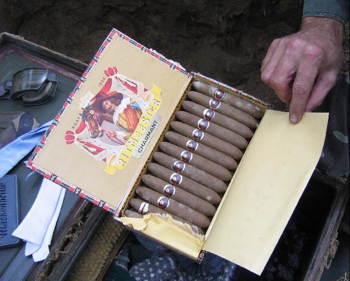Un par de cajas de puros habanos