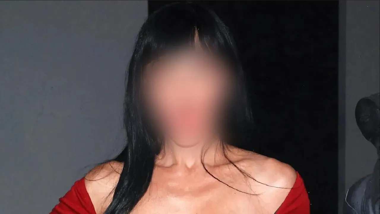 Actriz agrede a reportero al ser cuestionada sobre la adopción de su hijo