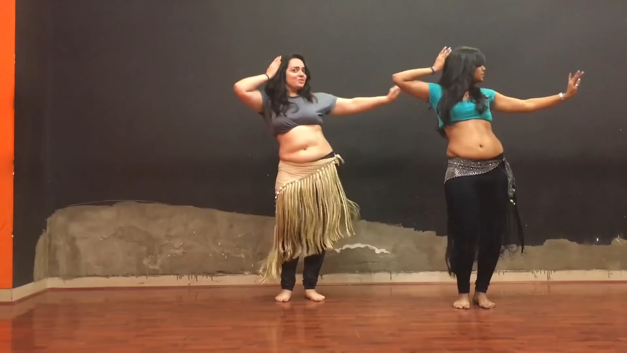 Desi girl sexy belly dance.mp4_snapshot_01.30.223