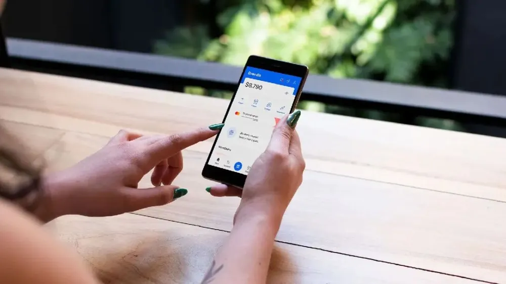 Transferencias "sin alias ni QR" llegan a la Argentina: bancos y billeteras permitirán hacer pagos solo con acercar dos teléfonos