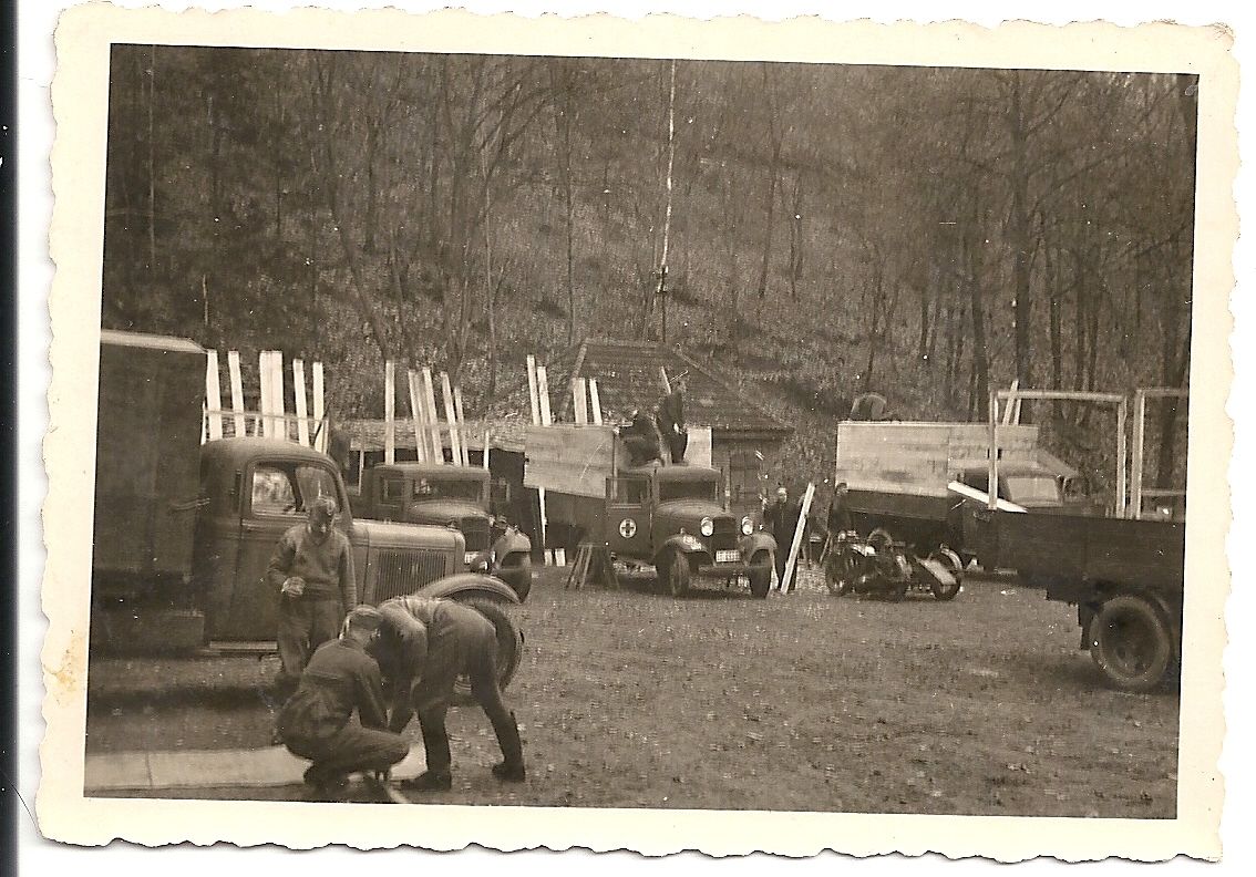 Orig.Foto Soldaten LKWs Baumaterial Sanitäts - L