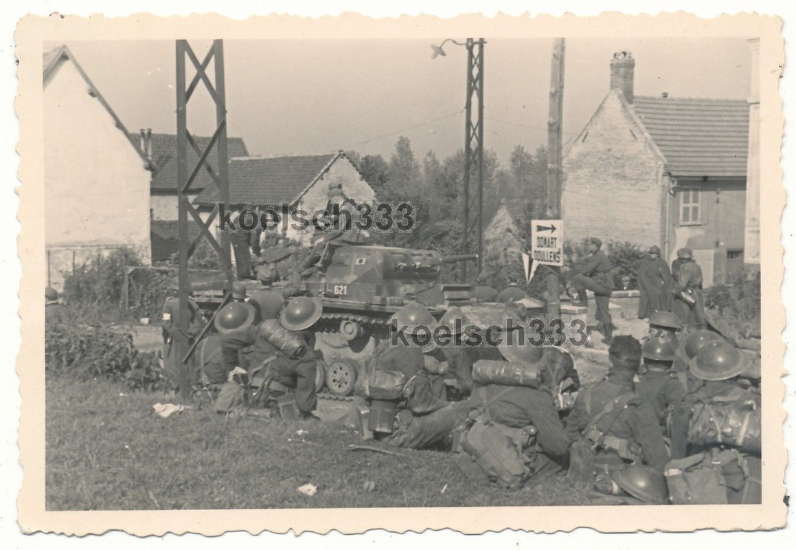 Foto Gefangene Engländer und Panzer III der 2. P