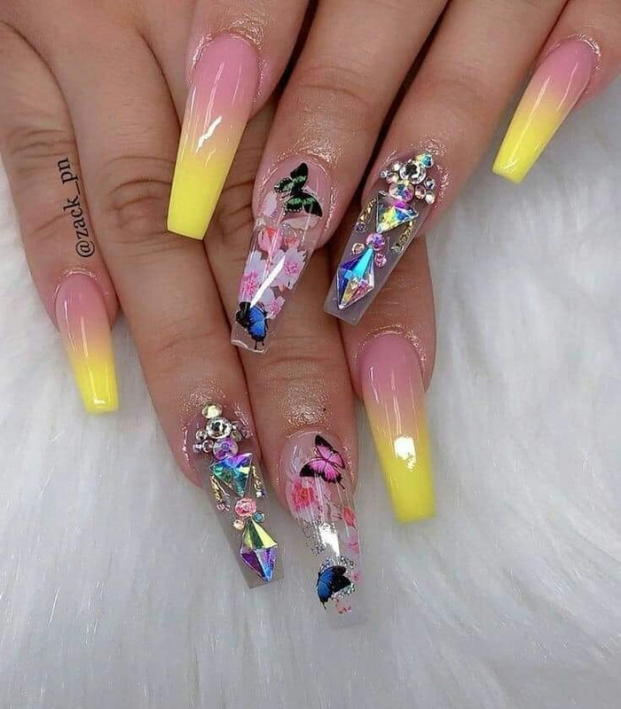 Diseños de uñas de acrílico con mariposas