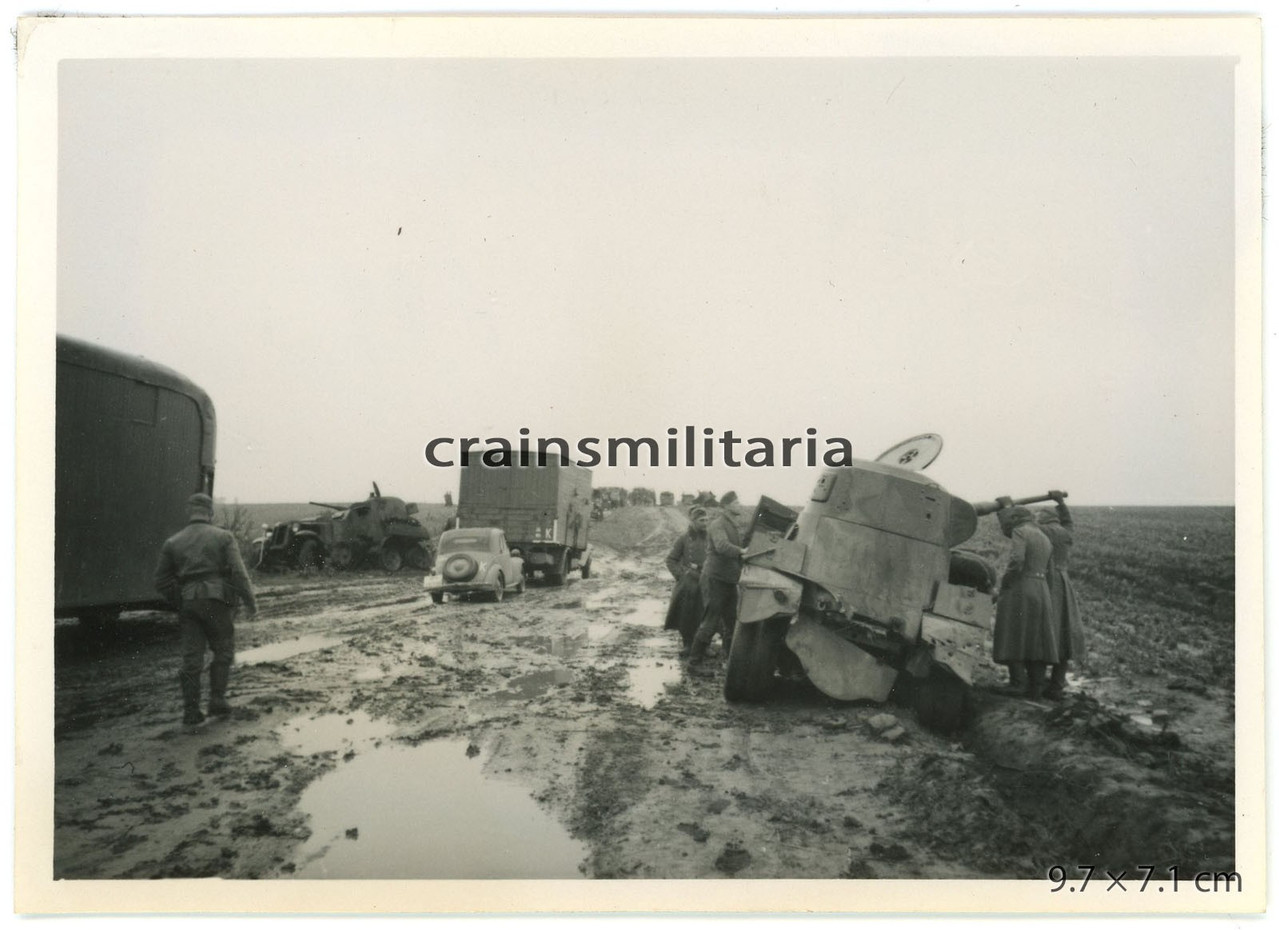 Orig Foto 16 ID mit russ Beute Panzerspähwagen BA 10 in der Ukraine 1941