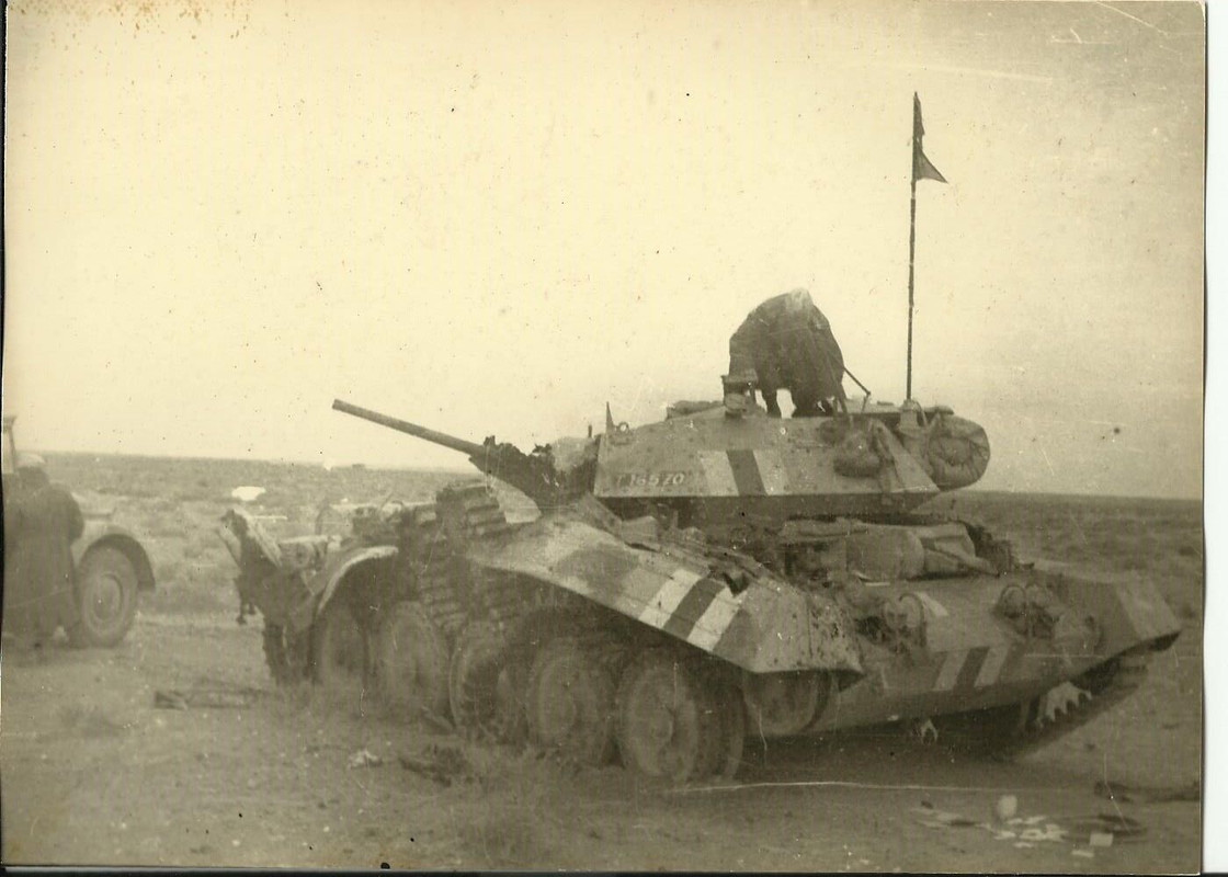 ORIGINAL FOTO BEUTE ZERSTÖRTER PANZER TANK